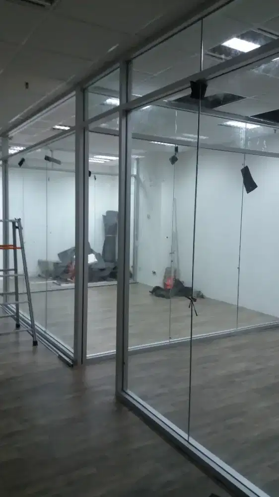 Partisi ruangan kantor