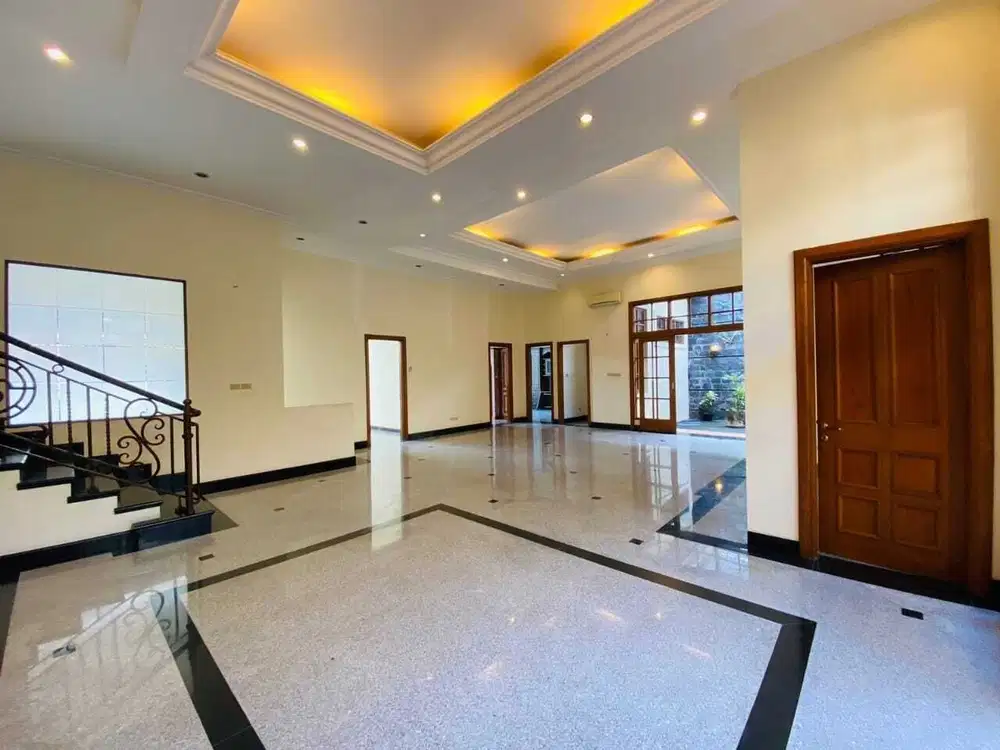 Dijual Rumah di Jagakarsa - Jaksel Lt 607m2 Lb 334m2 Swimming Pool
