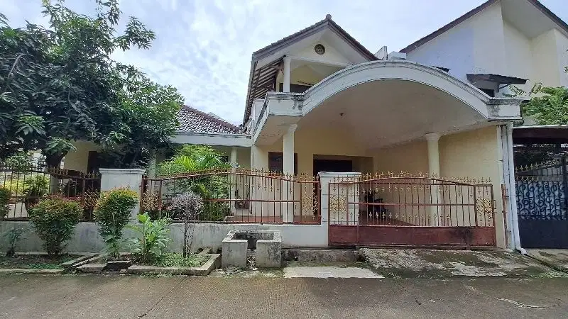 Jual cepat ! Rumah  Hook di Jatiwaringin semi furnished