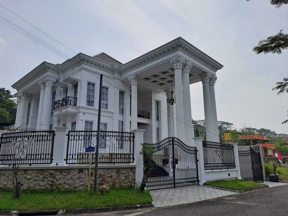 Rumah Mewah 3 Lantai di Sentul City, Kolam Renang DanLift