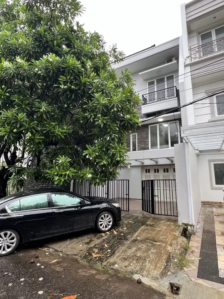 Rumah 3 lantai full perabot di Tanjung bunga makassar