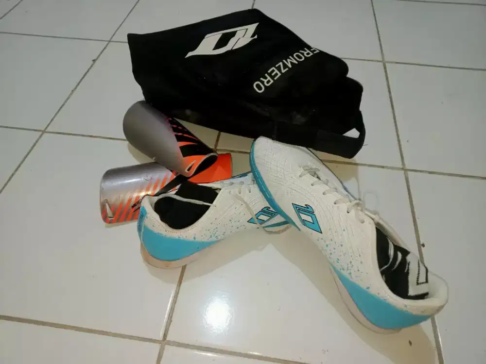 Sepatu dan tas futsal dan Decer