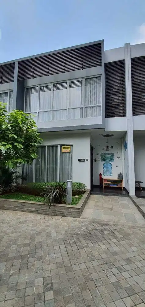 Dijual Town House Puri Mansion Hadap Pool 3 lantai Uk 6x12 Lb 143 m2