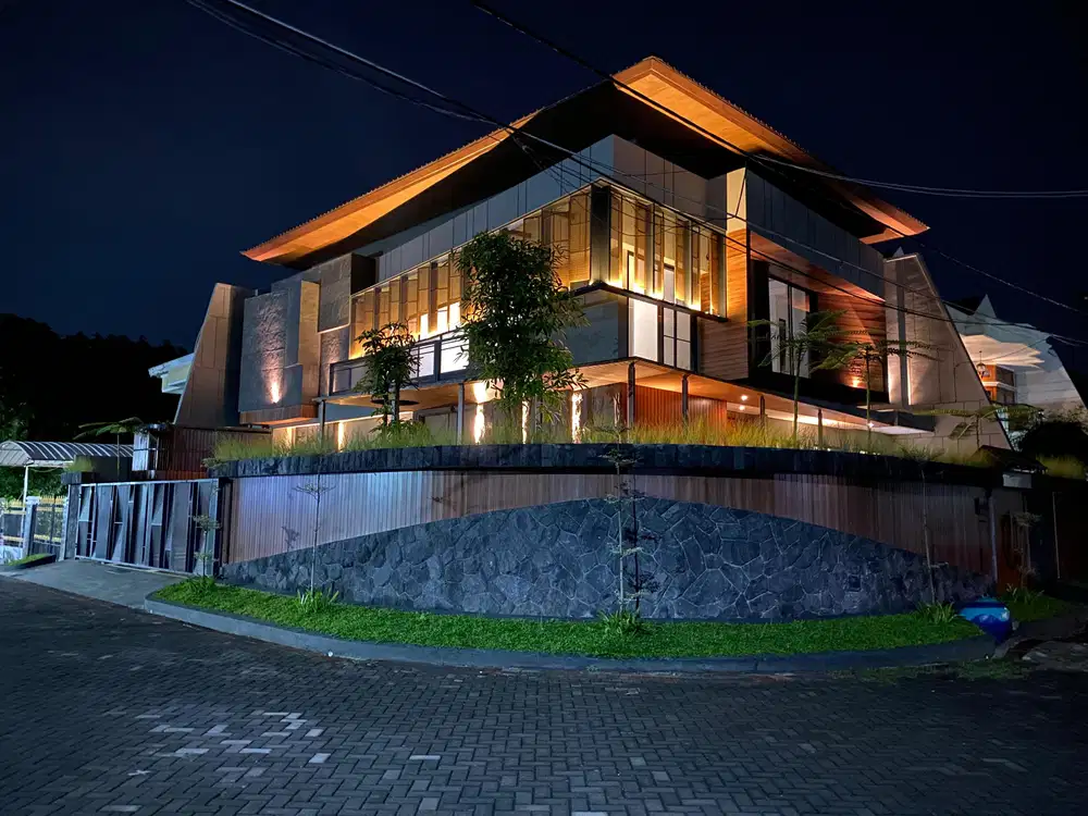 Rumah Manyar Kertoadi Tropis Modern, Punya Waterfall 10 Meter