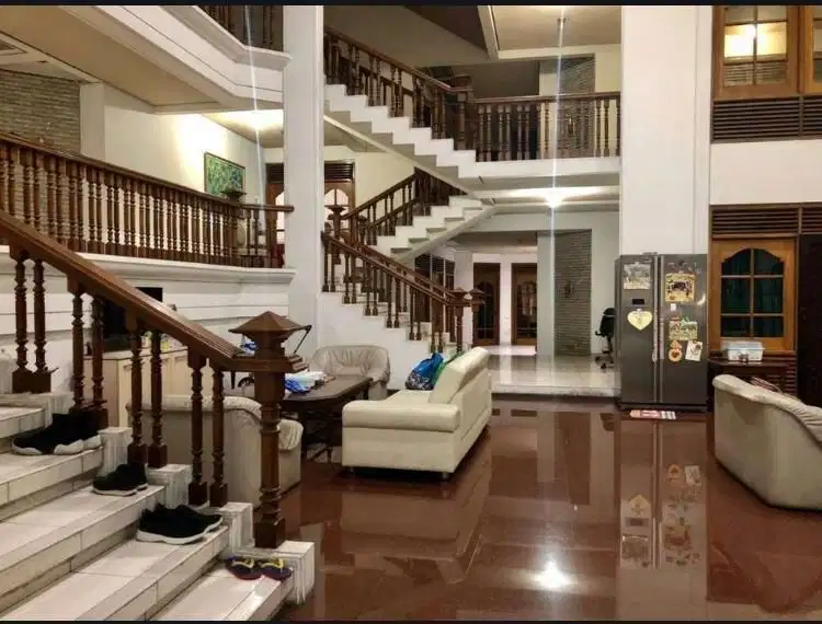 Rumah Mewah ada Pool diRaya Darmo lebar16,35x60meter bangunan 1.300m2