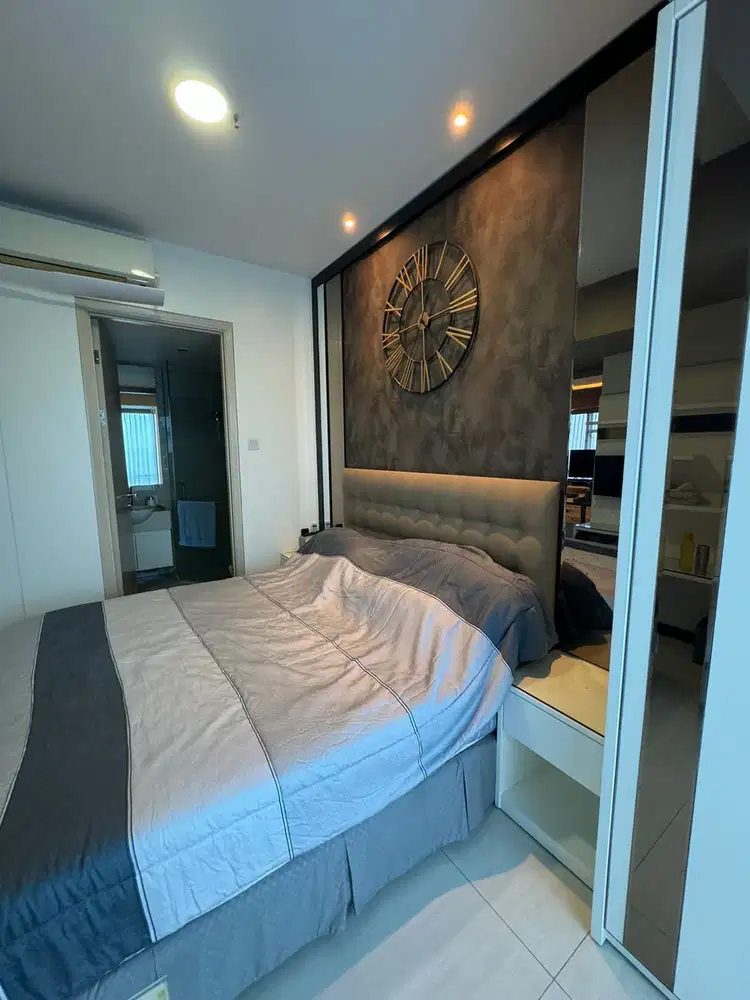 La Ritz Mansion Private Lift Hook Double View