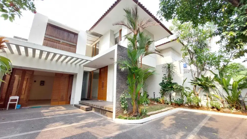 DISEWAKAN RUMAH CANTIK POOL DI JL. KEMANG JAKARTA SELATAN.