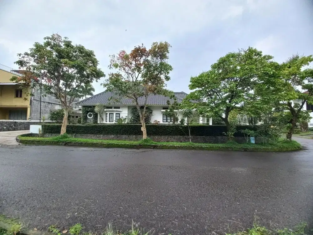 Rumah Villa Klasik Mewah Hoek Di Setiabudi kampung Daun Graha Puspa