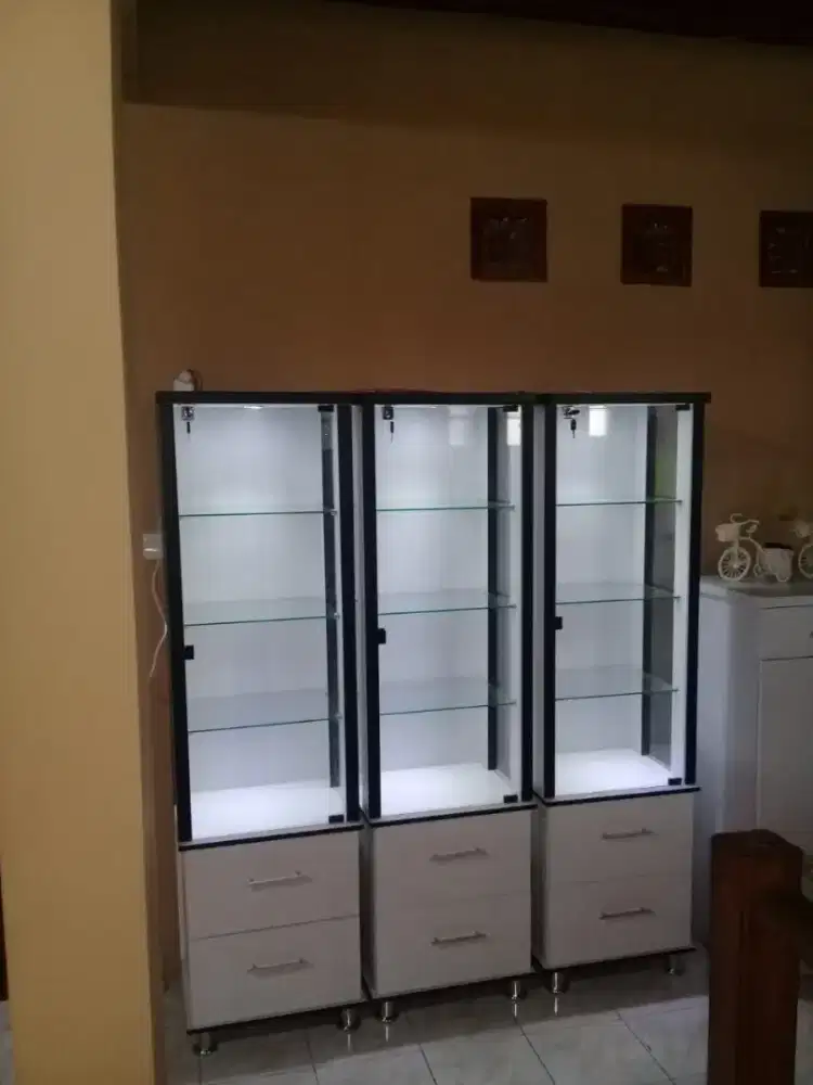 LEMARI HIAS PINTU KACA 1 PLUS LACI + LAMPU LED WARNA PUTIH LIST HITAM