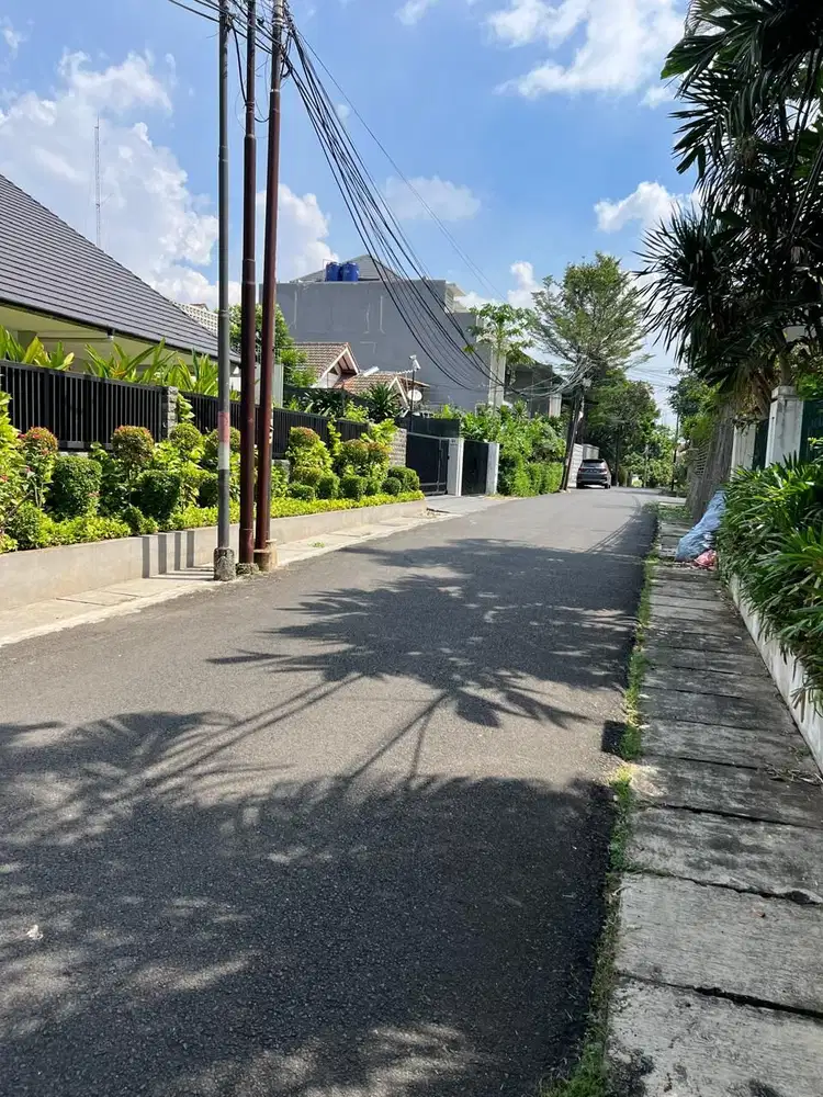 DIJUAL RUMAH LAMA TERAWAT DI CIPETE JAKARTA SELATAN