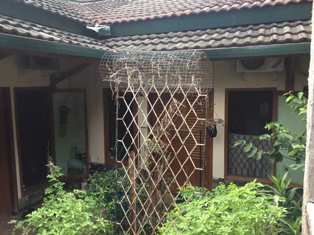 Jual rumah lama  Jl. Yado belakang Grand lucky Radio dalam Jaksel