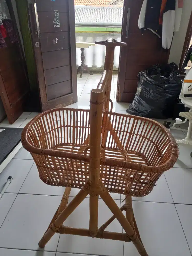 Tempat tidur bayi rotan