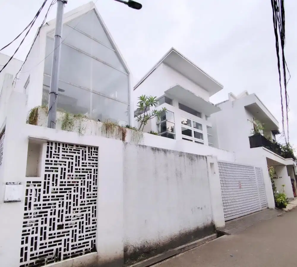 DIJUAL RUMAH SIAP HUNI DI JL.CILANDAK BARAT JAKARTA SELATAN.