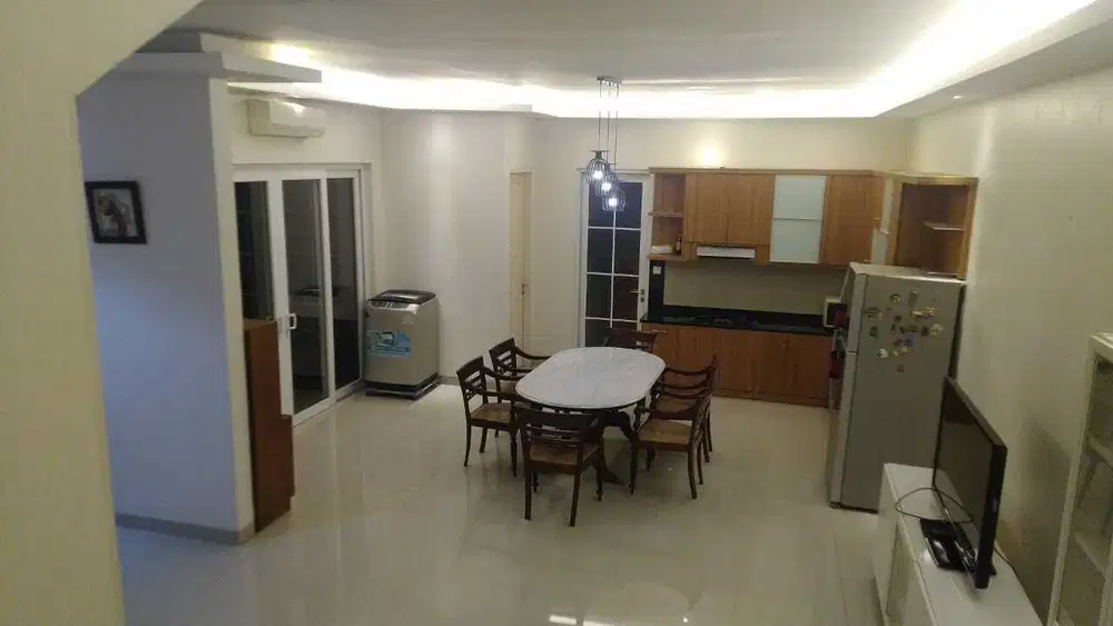 Disewa Rumah Semi Furnished Cluster Alicante Gading Serpong