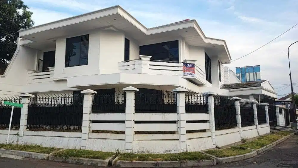 Rumah Dharmahusada Indah Hook, Mewah, Terawat, Bagus dan Siap Huni