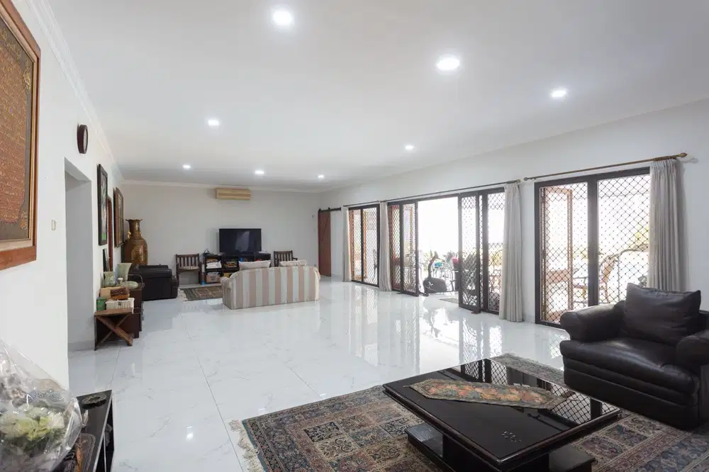 RUMAH MEWAH 2 LANTAI DENGAN KOLAM RENANG  KEBAYORAN JAKARTA SELATAN