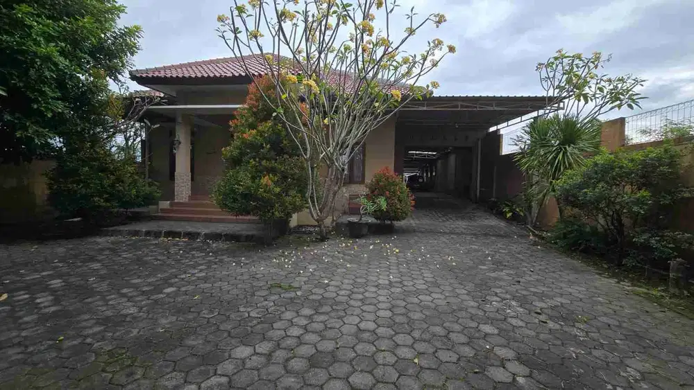 Hunian Nyaman dengan Lahan Super Luas, Muat 10 Mobil.