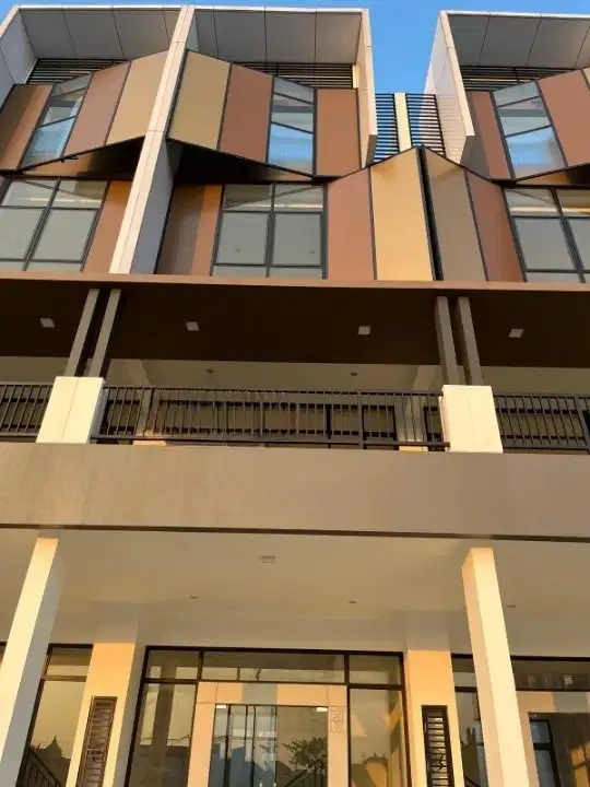 Disewakan Ruko 3½ lantai Summarecon Crown Gading Harapan Indah