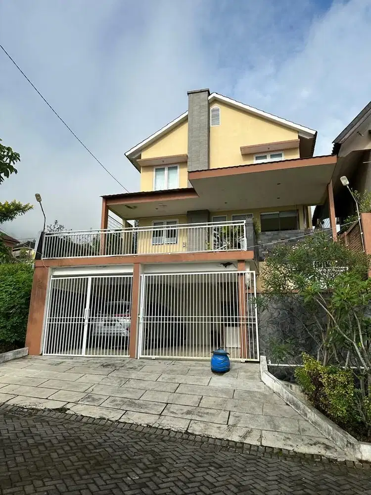 Villa Panderman Hill Jalan Jeruk bangunan 3lantai dekat Golden Tulip