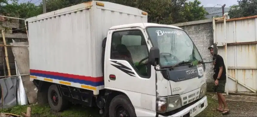 isuzu elf (2015)