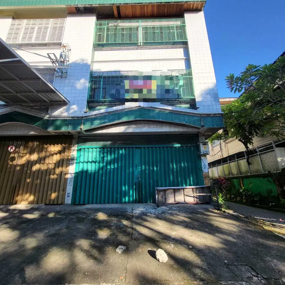 RUKO 3 LANTAI STRATEGIS BENTUK L