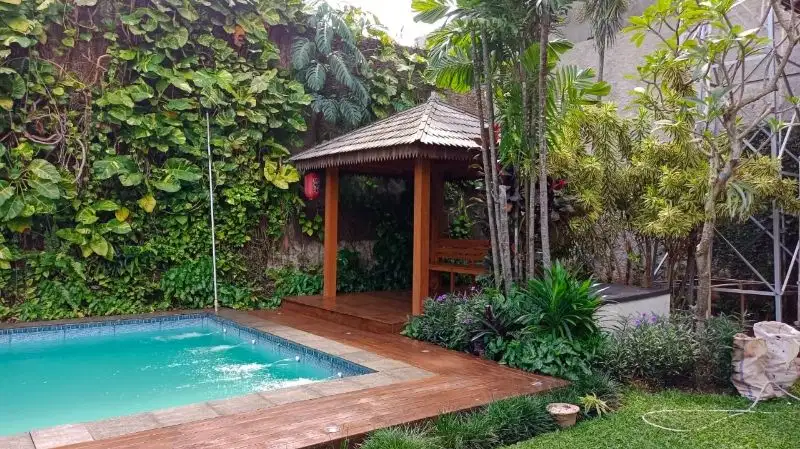 DISEWAKAN RUMAH CANTIK SIAP HUNI ADA POOL DI KEMANG JAKARTA SELATAN