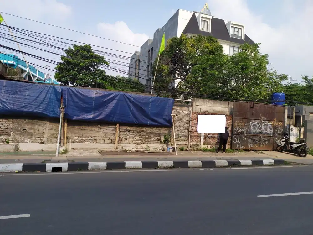 TANAH PINGGIR JALAN BESAR JAKARTA SELATAN COCOK UNTUK KOMERSIL