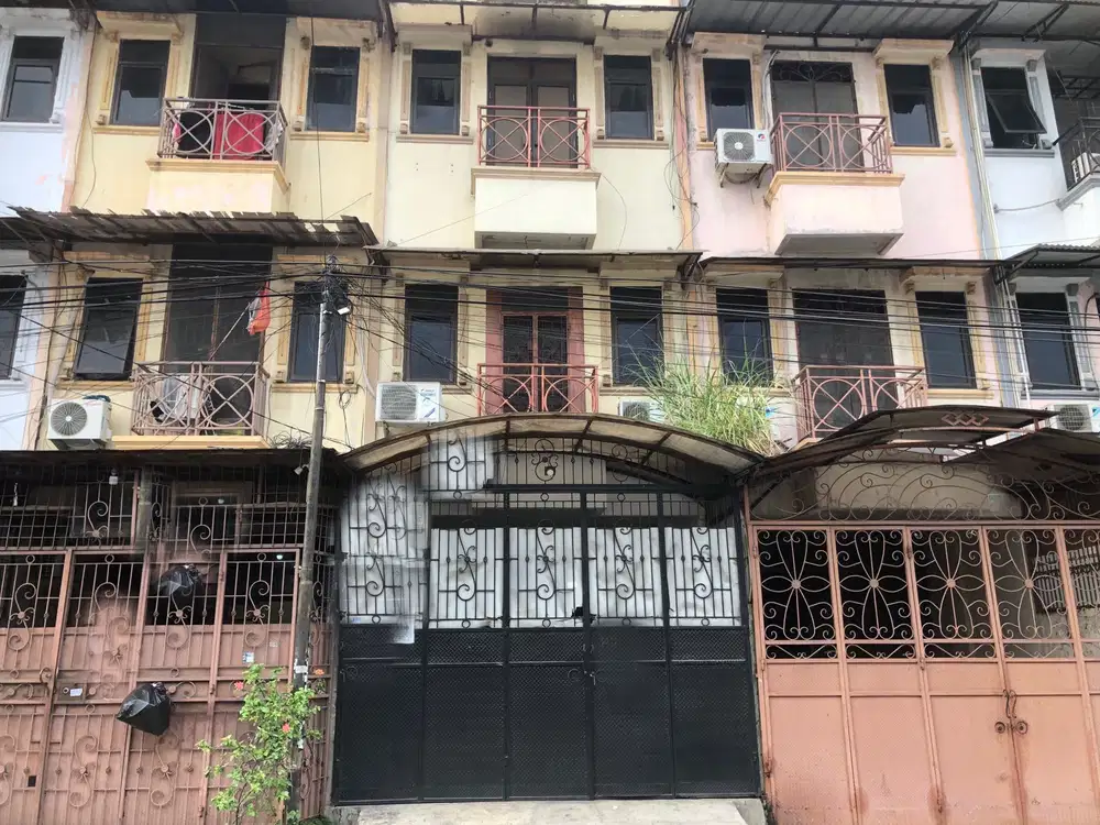 DIJUAL RUMAH COCOK UNTUK TEMPAT TINGGAL DAN USAHA KAWASAN JELAMBAR