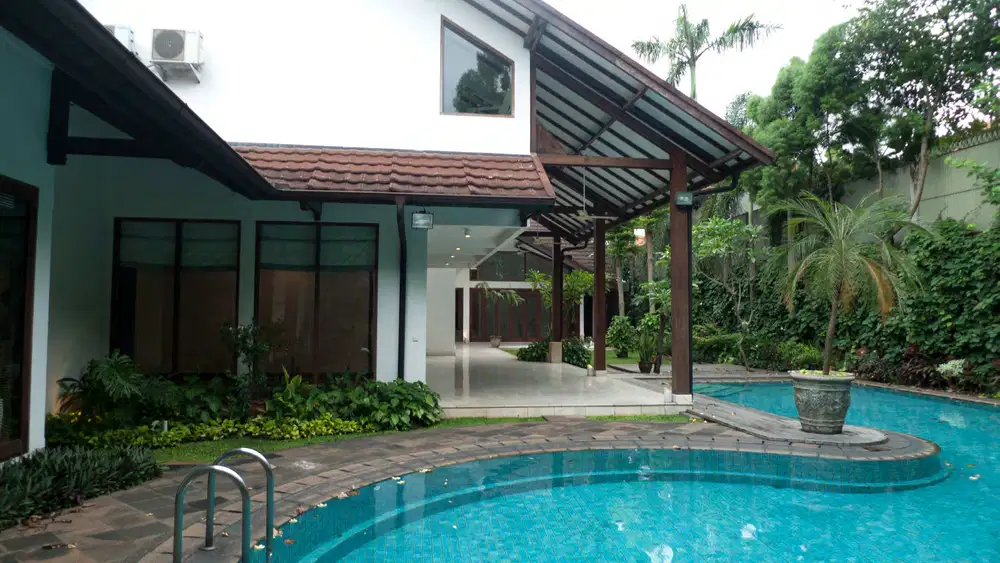 RUMAH DENGAN SWIMMING POOL - KEMANG JAKARTA SELATAN