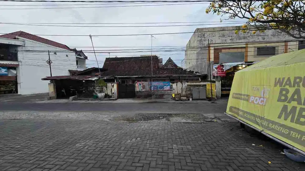 Rumah Hitung Tanah di Lokasi Prime Tengah Kota Solo. Cocok Untuk Ruang Usaha, dan Ruko.
