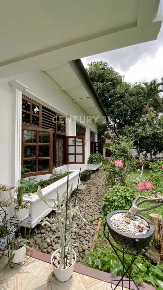 Rumah Menteng Inti, Hoek, Best Location.