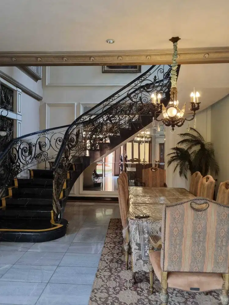 Kemewahan Klasik Bernuansa Eropa & Taman Asri Di Menteng