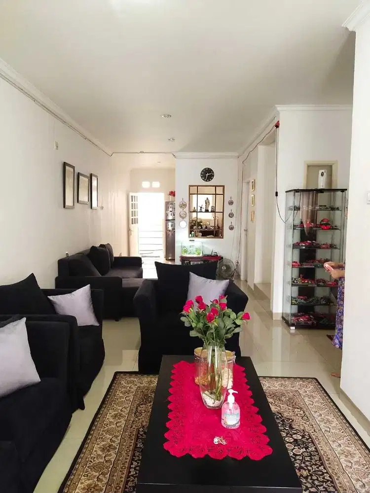 DISEWAKAN RUMAH  JL ALAM SEGAR PONDOK INDAH JAKARTA SELATAN.