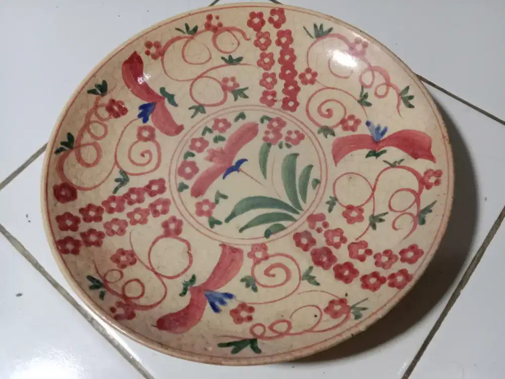 Piring keramik pajangan