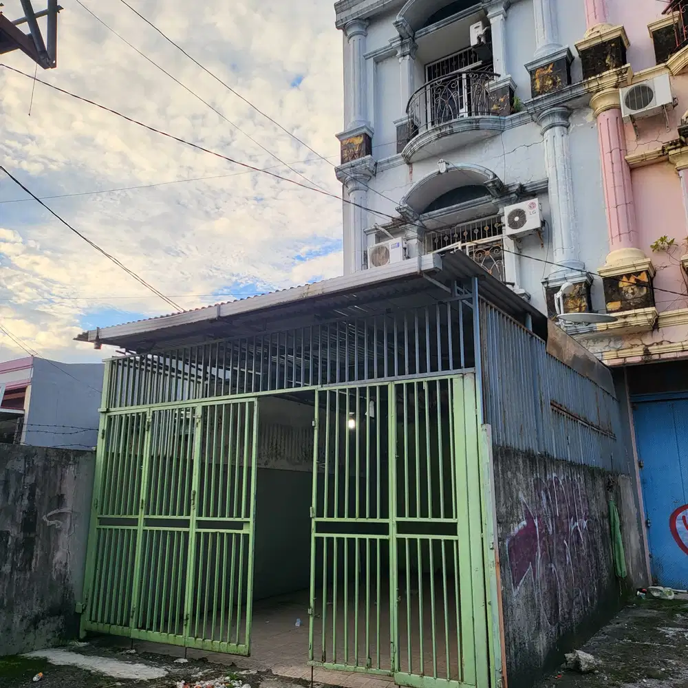 Ruko 3 Lantai di poros Jalan