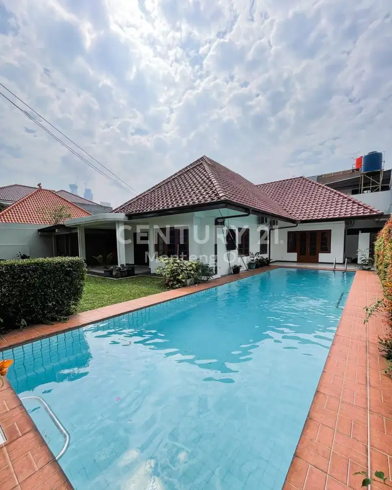 Menteng Luxury, Rumah Tenang & Strategis