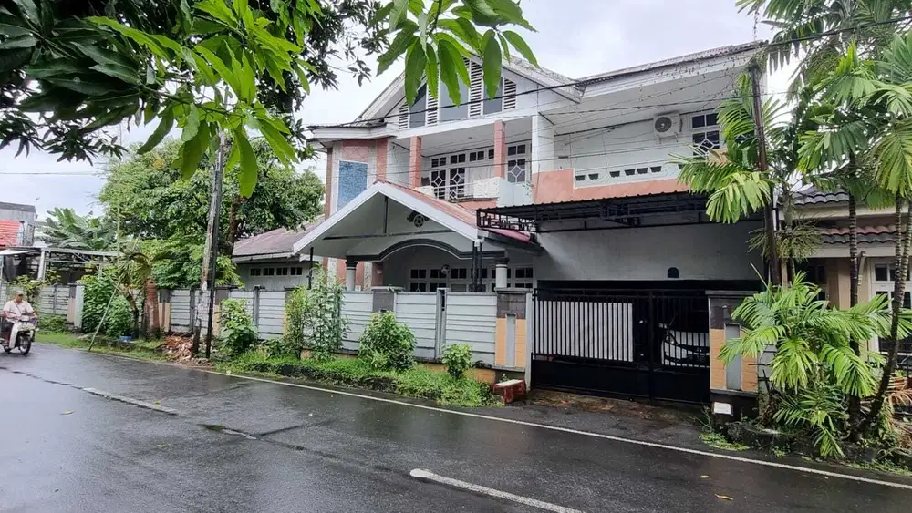 Rumah 2 lantai dengan Tanah Yang Luas