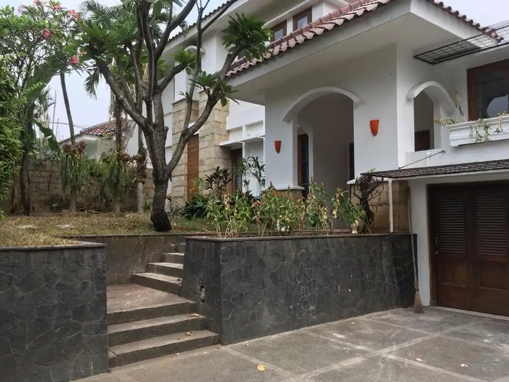 DISEWAKAN RUMAH (Ada Pool) DI KEMANG JAKARTA SELATAN
