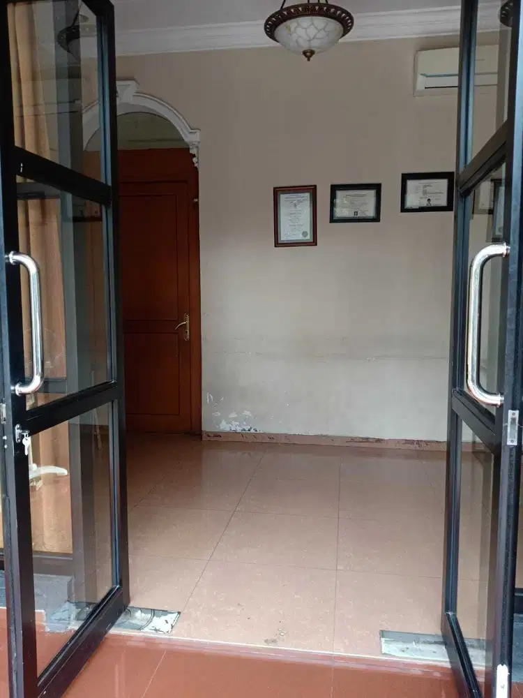 Disewakan Ruang Usaha Raya Darmo Permai Surabaya Barat