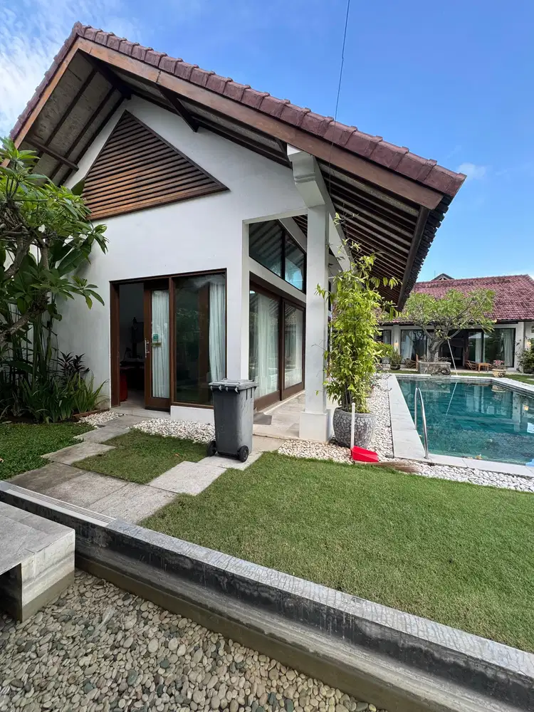 FOR RENT TROPICAL & HOMEY WITH BIG GARDEN VILLA IN SEMINYAK