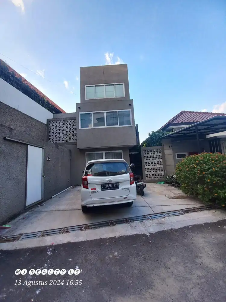 RUMAH INDUSTRIAL DI CIGADUNG DAGO BANDUNG Desain Unik dan Lokasi Strategis