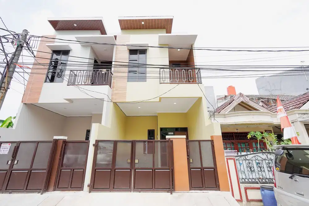 Rumah 3 KT Strategis Dekat Plaza Taman Harapan Baru Siap Huni J-35820