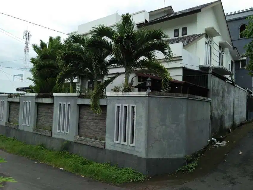Dijual Rumah Mewah 2 Lt hadap barat, View Laut & Gunung dan tanah luas