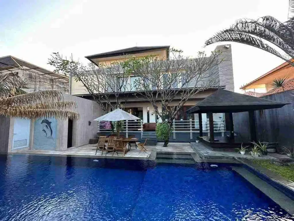 Rumah mewah plus bastment ada pool luas lingk elit gatsu barat jl8mtr