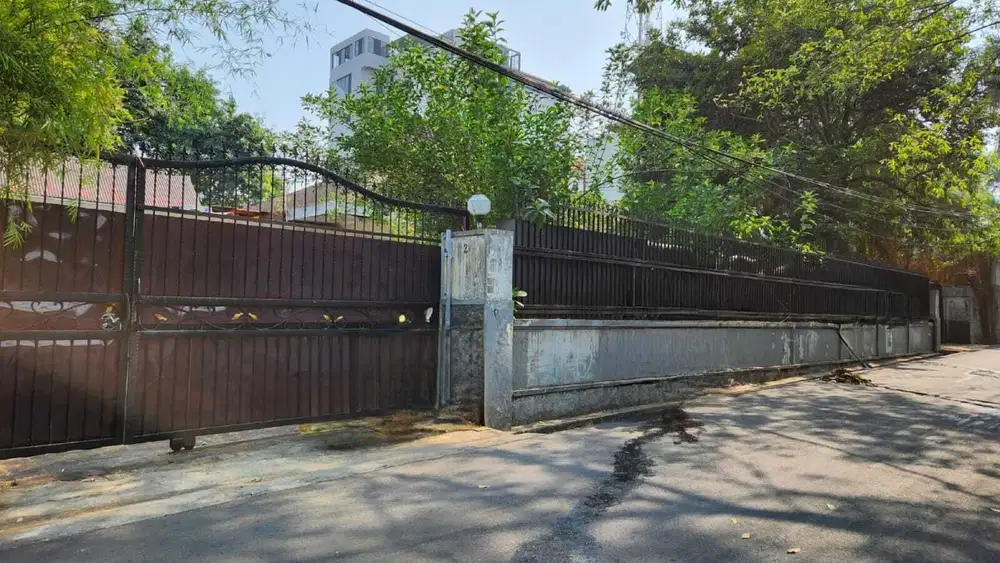 FOR SALE RUMAH LAMA HITUNG TANAH ZONA KOMERSIAL DI BANGKA KEMANG JAKAR