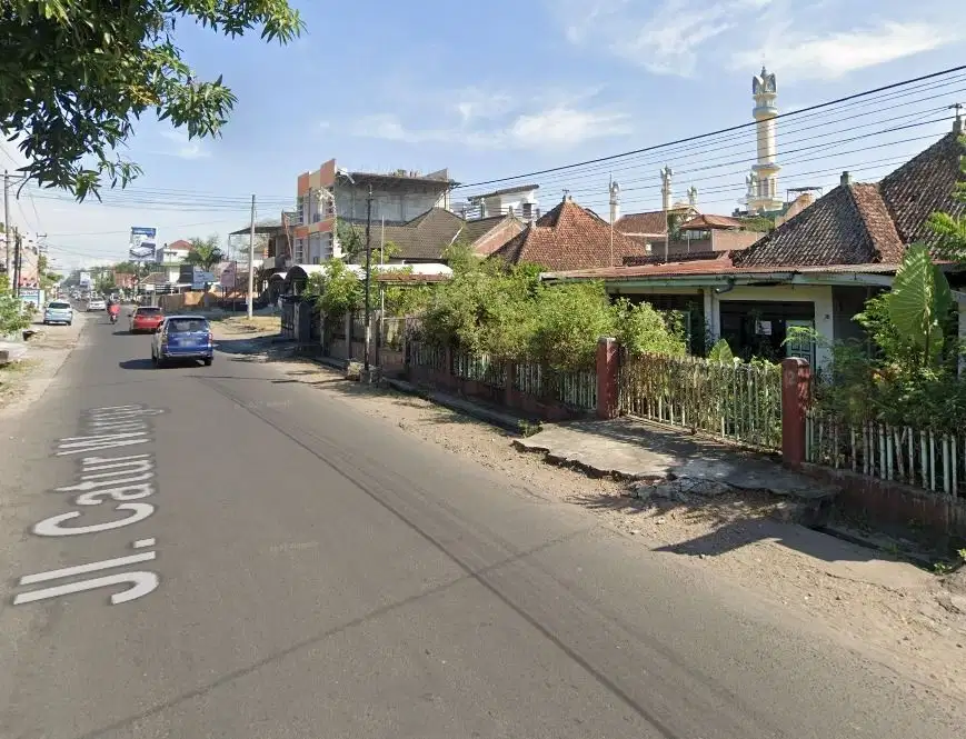 Rumah pinggir jalan raya Caturwarga Mataram