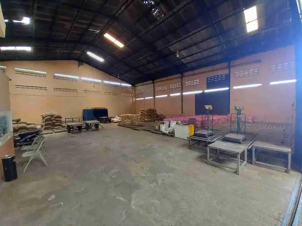 Gudang Bersih di Sayap Taman Kopo Indah 2, Akses kontainer dekat exit Tol Marga asih