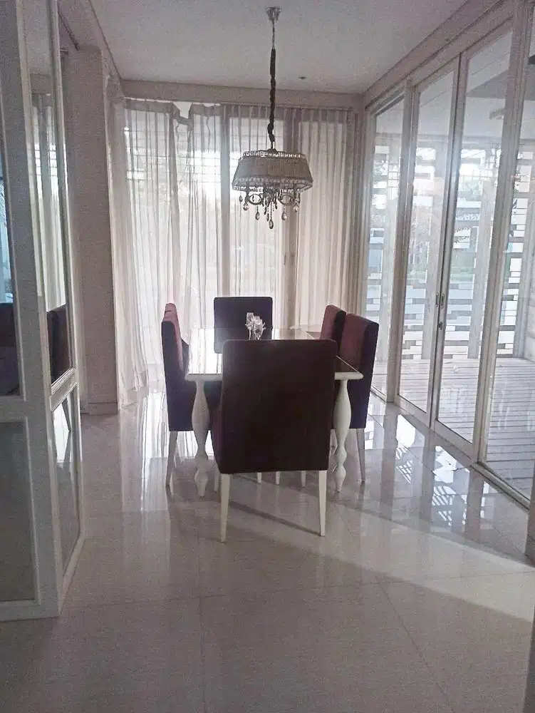 RUMAH PAKUWON CITY BOULEVARD SEMI FURNISH dkt Sutorejo Manyar Araya