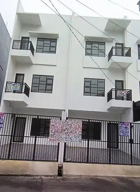 Rumah 4 Lantai, Baru, di Jelambar Jakarta Barat Bebas Banjir, SHM