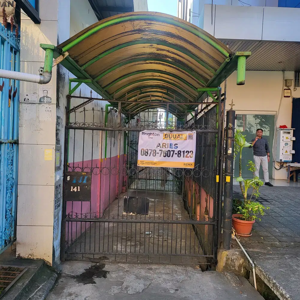 RUMAH DENGAN HALAMAN YANG LUAS DI LATIMOJONG